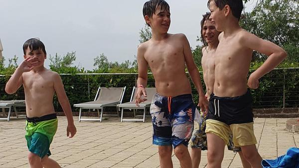 Schnell haben die Kinder genug Freunde gefunden und ziehen als Gang durch die Poollandschaft.