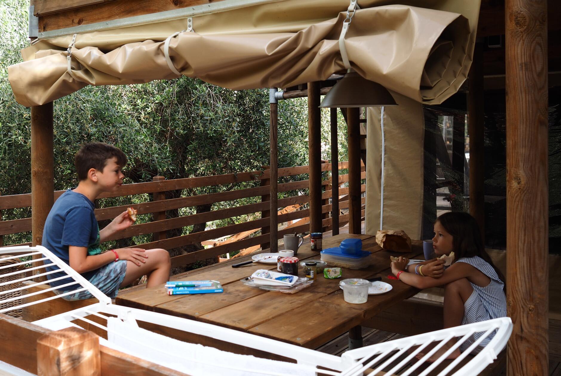 Frühstück im Zelthaus Air Dreamer 3 im Vallicella Glamping Resort.