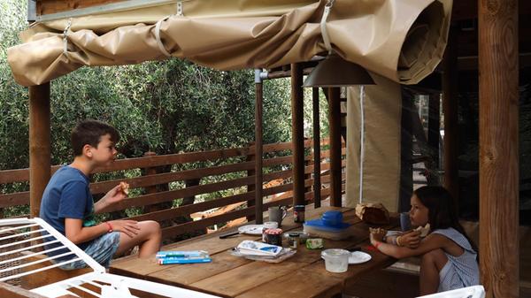 Frühstück im Zelthaus Air Dreamer 3 im Vallicella Glamping Resort.