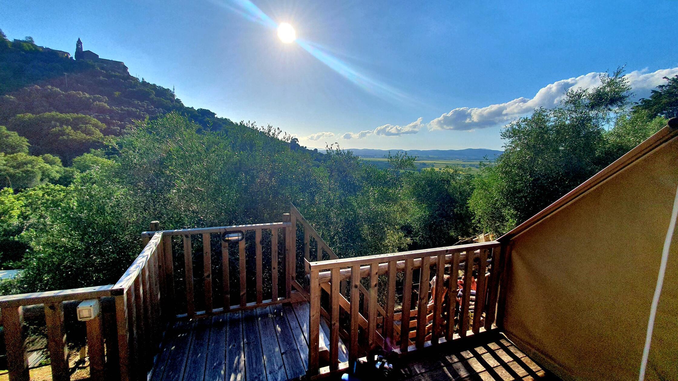 Von dieser Terrasse aus haben wir die Nacht zuvor die Wildschweine im Wald grunzen hören.