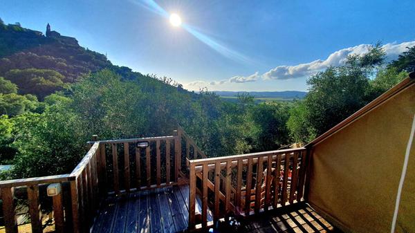 Von dieser Terrasse aus haben wir die Nacht zuvor die Wildschweine im Wald grunzen hören.