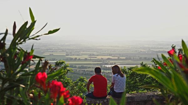 Ein fantastischer Blick bietet sich von der Terrasse dieses Bergdorfes in der Toskana.