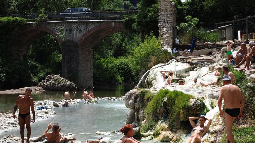 Stundenlang könnte man in den heißen Becken der Bagni di Petriolo sitzen - sie sind frei von der nahen Straße aus zugänglich.
