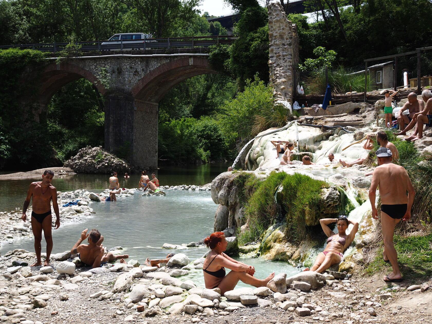 Stundenlang könnte man in den heißen Becken der Bagni di Petriolo sitzen - sie sind frei von der nahen Straße aus zugänglich.