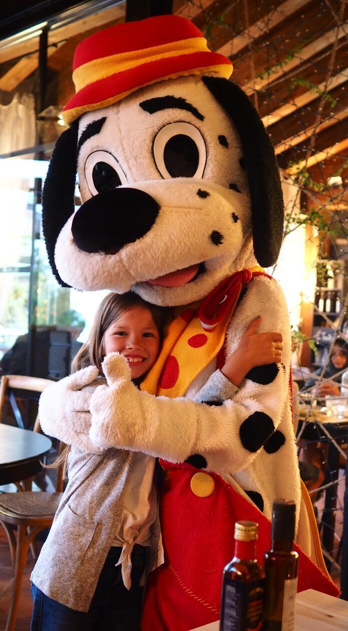 Im Restaurant des Orlando Glamping in Chianti besucht Maskottchen Spotty die Kinder.