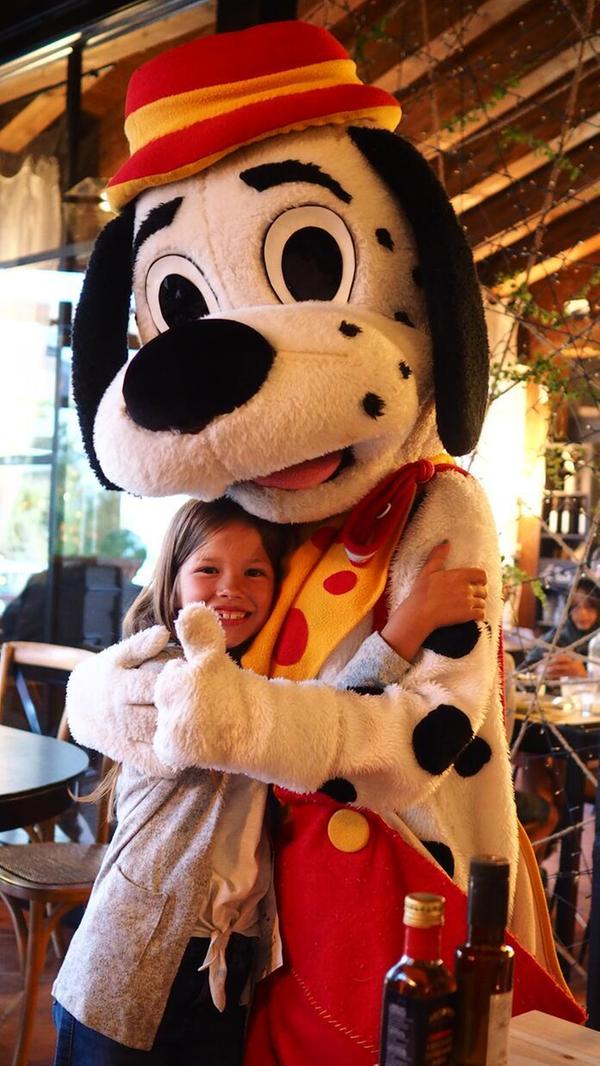 Im Restaurant des Orlando Glamping in Chianti besucht Maskottchen Spotty die Kinder.