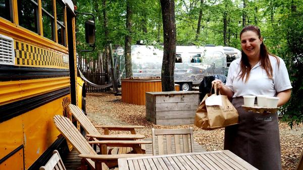 Im US-Schulbus im Orlando-Resort Chianti wird sogar morgens Frühstück an den Tisch gebracht.