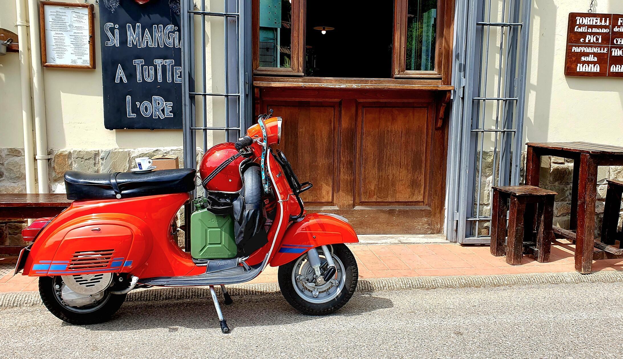 Kaffeepause mit der eigenen Vespa an einer Bar im Chianti.
