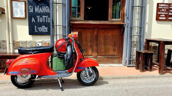 Kaffeepause mit der eigenen Vespa an einer Bar im Chianti.