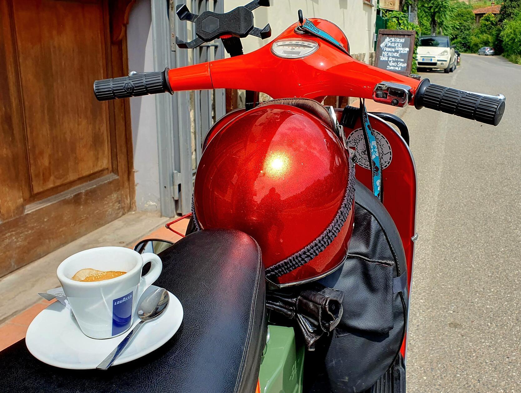 Kaffeepause mit der eigenen Vespa an einer Bar im Chianti.