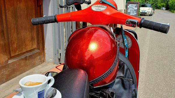 Kaffeepause mit der eigenen Vespa an einer Bar im Chianti.