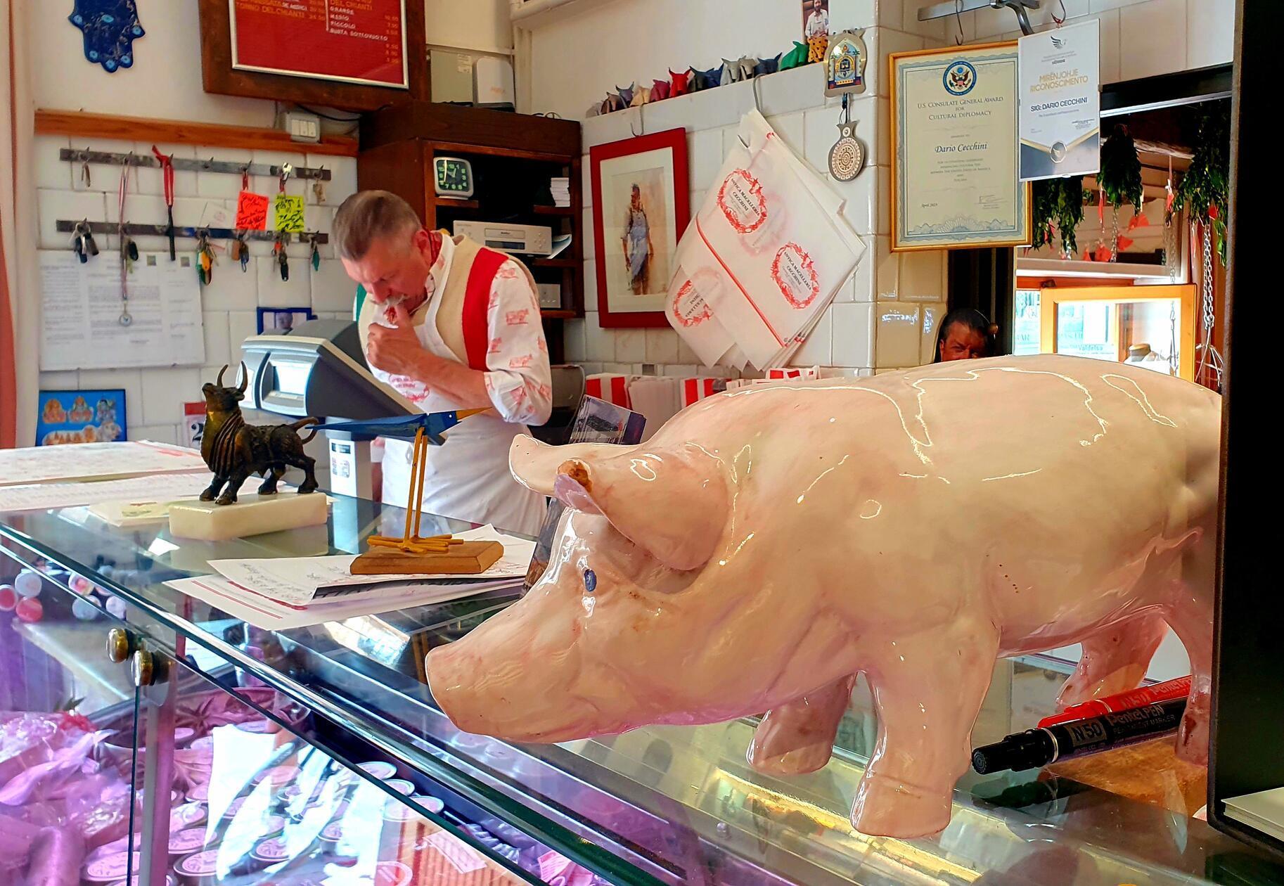 Der Metzger mit dem Schnauzbart ist Herr Cecchini in seiner ANTICA MACELLERIA CECCHINI in Panzano in Chianti. Ein schräger Laden, den Sie gesehen haben müssen.