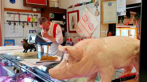 Der Metzger mit dem Schnauzbart ist Herr Cecchini in seiner ANTICA MACELLERIA CECCHINI in Panzano in Chianti. Ein schräger Laden, den Sie gesehen haben müssen.