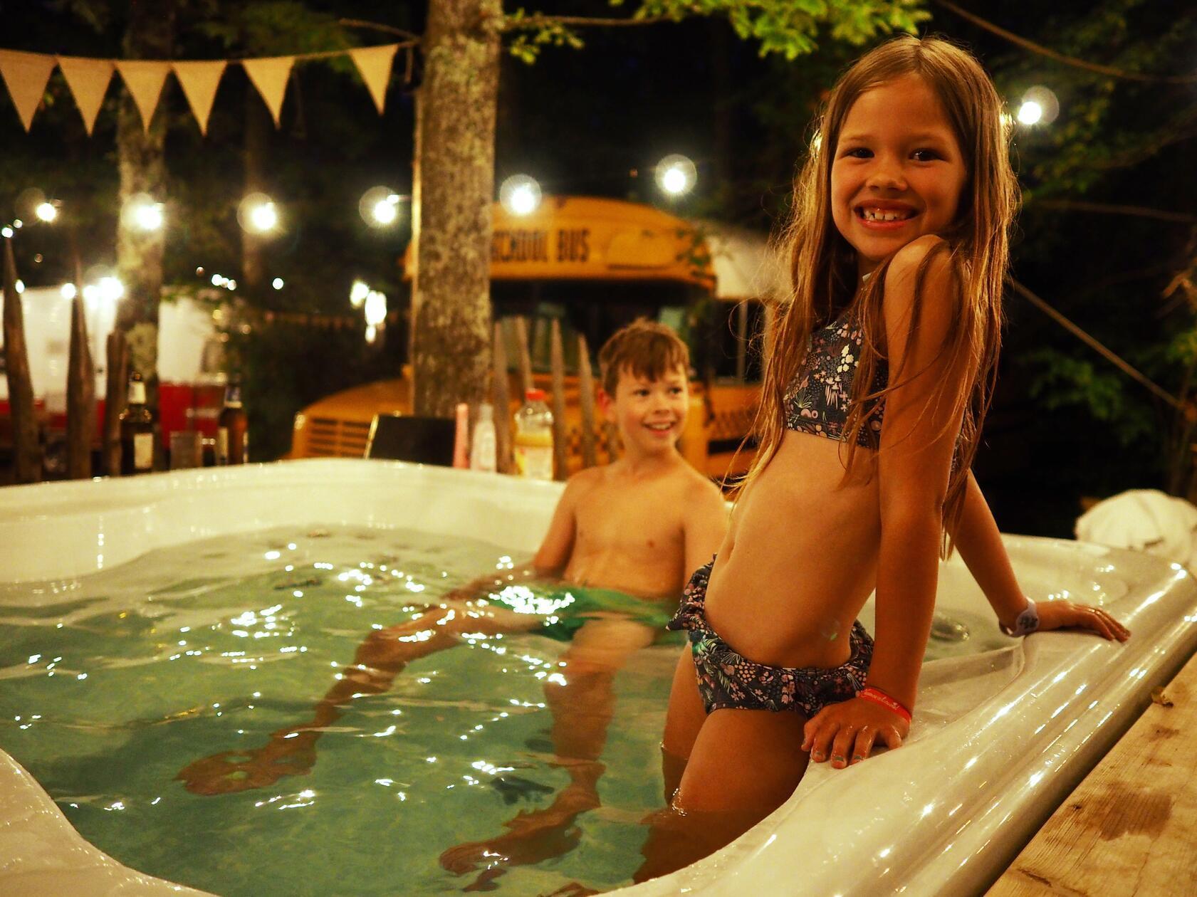 Cooler geht‘s kaum: Das Wasser im Holzfass ist heißt, die Lichterkette leuchtet, das Steak ist verdrückt, im Bus wartet ein kuschliges Bett. Hier im Orlando Glamping Resort.