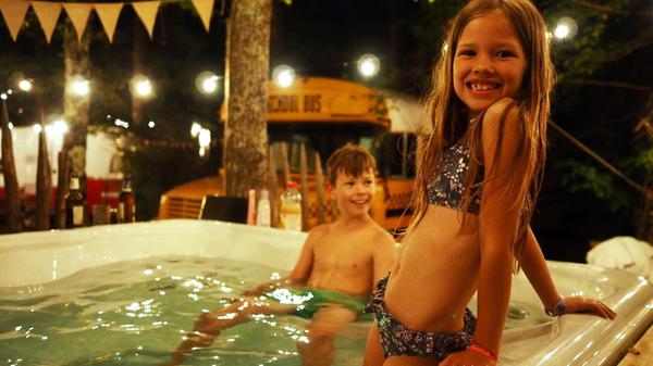 Cooler geht‘s kaum: Das Wasser im Holzfass ist heißt, die Lichterkette leuchtet, das Steak ist verdrückt, im Bus wartet ein kuschliges Bett. Hier im Orlando Glamping Resort.