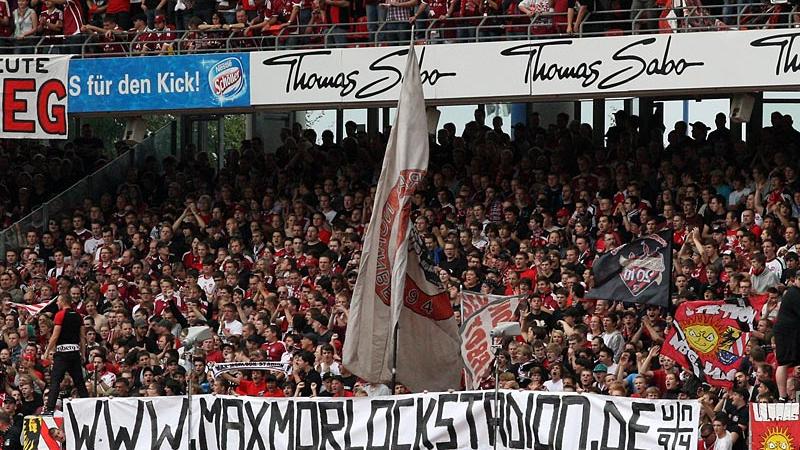 Als im April 2006 das Nürnberger Stadion in "aasyCredit-Stadion" umbenannt wurde, war der Aufschrei unter den Fans groß. Seitdem kämpfen sie für das Max-Morlock-Stadion - zum Beispiel mit unzähligen Spruchbändern im Stadion.