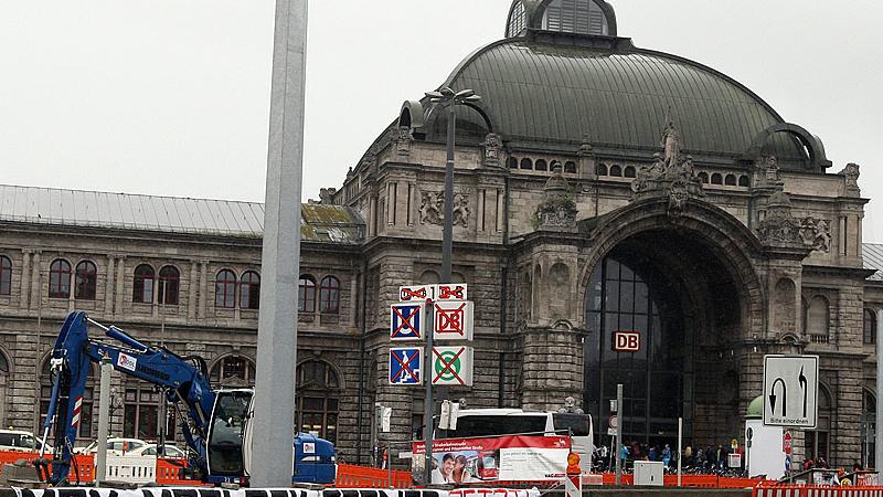 Auch am Hauptbahnhof prangte es schon rot-schwarz auf weiß: Max-Morlock-Stadon jetzt!