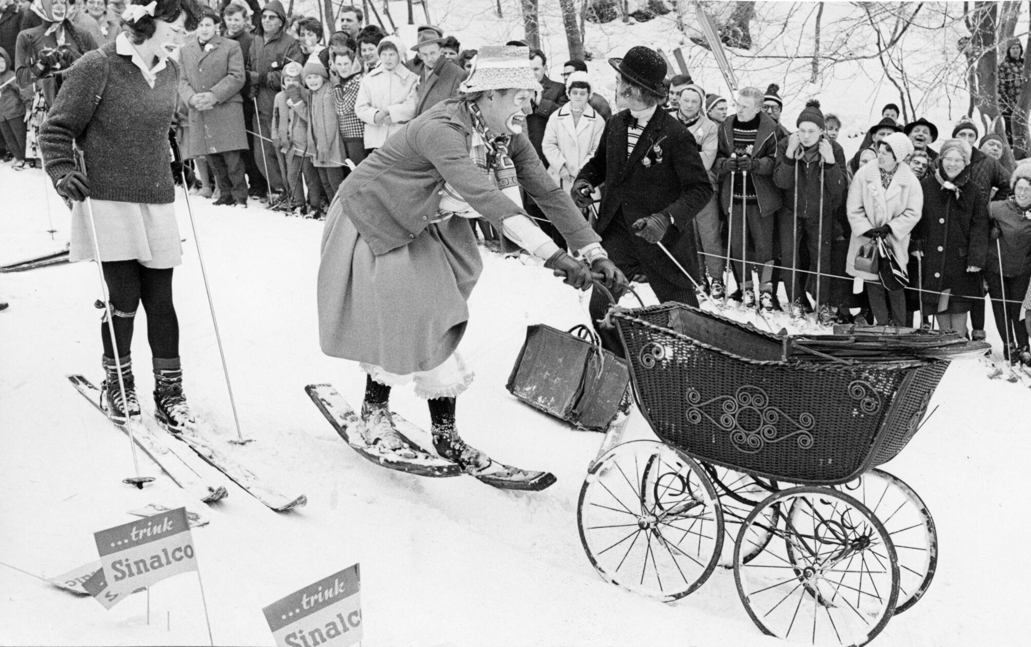 „Piste frei für die Masken“, hieß es 1963 am Burgberg Hohenstein bei Hersbruck. Über 1000 Zuschauer verfolgten beim Fränkischen Skifasching ein ausgelassenes Narrentreiben im Schnee. Drei Gruppen wetteiferten um den Faschingsorden, darunter die „Kinderwagentruppe“ des Hersbrucker Alpenvereins. In Kostümen wie zu Urgroßmutters Zeiten und als Clowns geschminkt sausten sie mit einem nostalgischen Kinderwagen den Hang hinunter. Ihr origineller Auftritt löste Staunen und Gelächter aus - und wurde mit einem Faschingsorden belohnt.