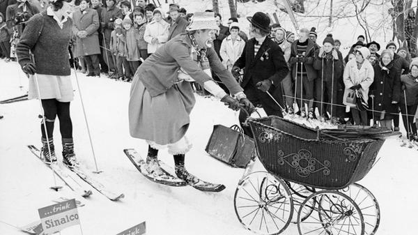 „Piste frei für die Masken“, hieß es 1963 am Burgberg Hohenstein bei Hersbruck. Über 1000 Zuschauer verfolgten beim Fränkischen Skifasching ein ausgelassenes Narrentreiben im Schnee. Drei Gruppen wetteiferten um den Faschingsorden, darunter die „Kinderwagentruppe“ des Hersbrucker Alpenvereins. In Kostümen wie zu Urgroßmutters Zeiten und als Clowns geschminkt sausten sie mit einem nostalgischen Kinderwagen den Hang hinunter. Ihr origineller Auftritt löste Staunen und Gelächter aus - und wurde mit einem Faschingsorden belohnt.
