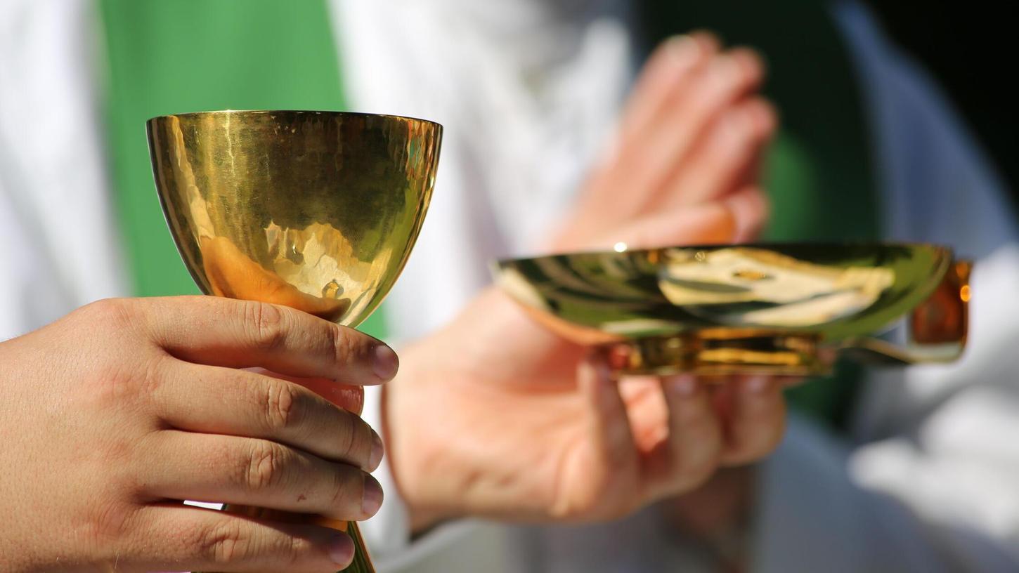 Die Feier der Eucharistie gehört zu den wichtigsten Aufgaben des Priesters. Die Feier der Eucharistie gehört zu den wichtigsten Aufgaben des Priesters.