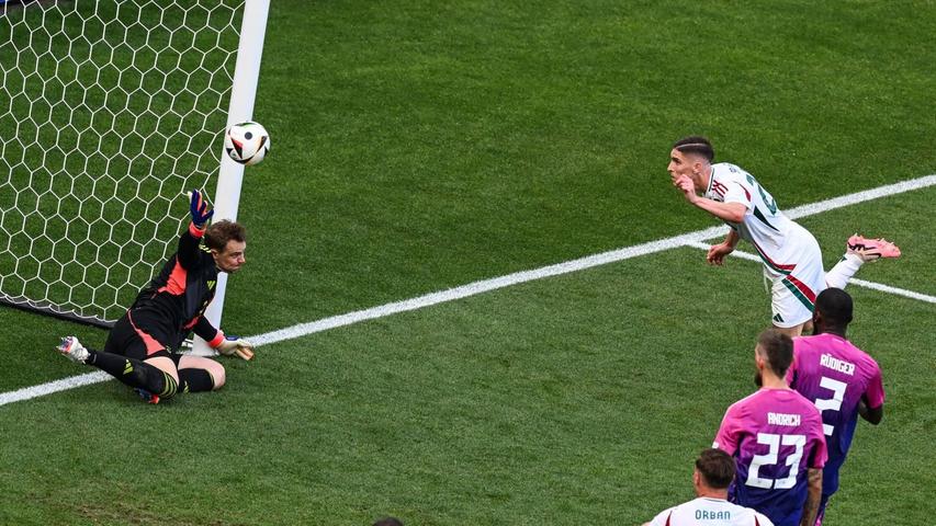 Ein starker Rückhalt: Manuel Neuer pariert einen Kopfball von Ungarns Roland Sallai.