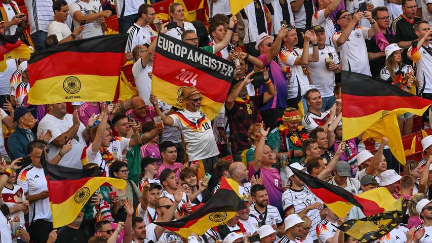 Die Fans der Deutschen feuern vor Spielbeginn lautstark ihre Mannschaft an...