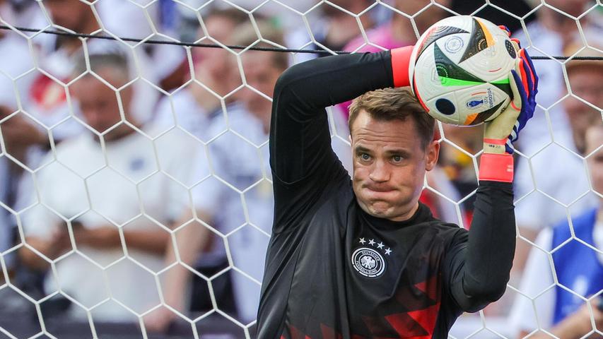 Früh im Spiel muss sich Nationalkeeper Manuel Neuer auszeichnen: Der Keeper rettet in letzter Sekunde vor Freiburgs Angreifer Sallai.