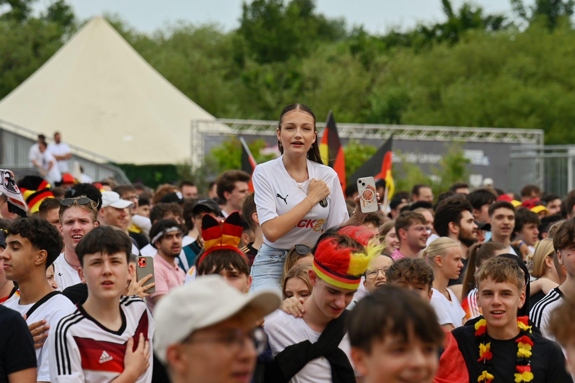 Public Viewing Am Nürnberger Airport: Die Bilder Zum Achtelfinaleinzug ...