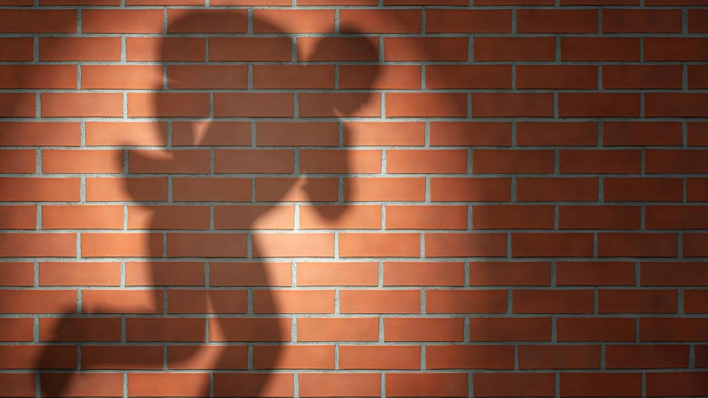 So einfach wie auf diesem Symbolbild konnte der Dieb das Sofa sicherlich nicht abtransportieren. So einfach wie auf diesem Symbolbild konnte der Dieb das Sofa sicherlich nicht abtransportieren.