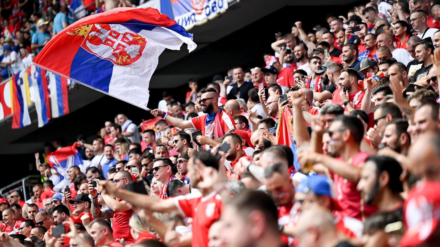 Der serbische Fußball-Verband legte Beschwerde nach feindlichen Schmähgesängen ein und fordert die Uefa auf, Konsequenzen zu ziehen.
