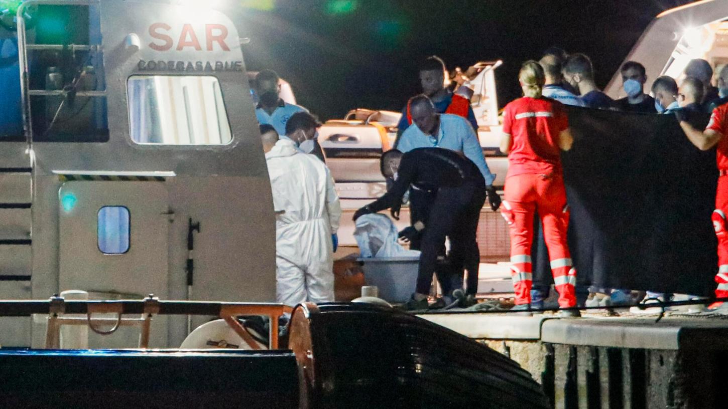 Die Leichen einiger von mehreren vermissten Migranten werden nach ihrem Schiffbruch vor der italienischen Südküste im Mittelmeer im Hafen von Roccella Ionica in Kalabrien an Land gebracht.