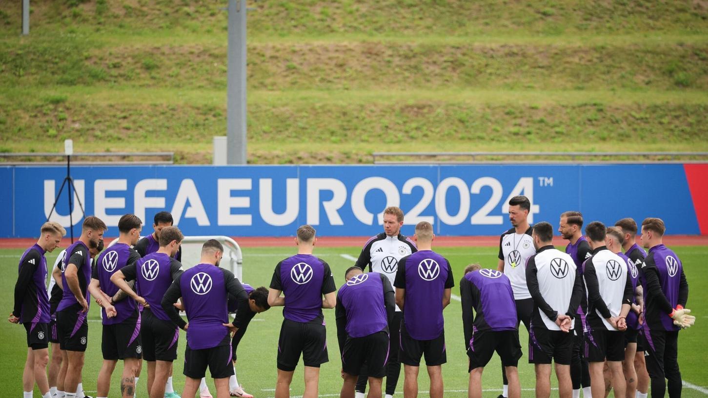 Bundestrainer Julian Nagelsmann (M) bereitet sein Team auf das EM-Spiel gegen die Schweiz vor.