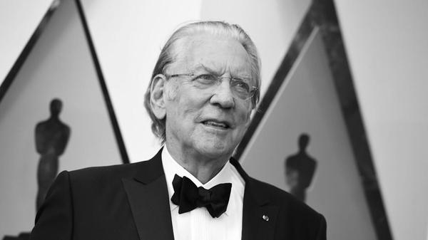 Ob "Tribute von Panem", "Das dreckige Dutzend" oder "M.A.S.H": Donald Sutherland brillierte jahrzehntelang in den verschiedensten Rollen. Im Juni ist der kanadische Schauspieler im Alter von 88 Jahren gestorben. Sein Sohn, der Schauspieler Kiefer Sutherland, schrieb auf Instagram: "Mit schwerem Herzen sage ich euch, dass mein Vater, Donald Sutherland, gestorben ist. Ich persönlich denke, dass er einer der wichtigsten Schauspieler in der Geschichte des Films ist. Nie von einer Rolle eingeschüchtert, gut, schlecht oder hässlich. Er hat geliebt, was er getan hat, und getan, was er geliebt hat, und um mehr kann man nicht bitten. Ein gut gelebtes Leben."