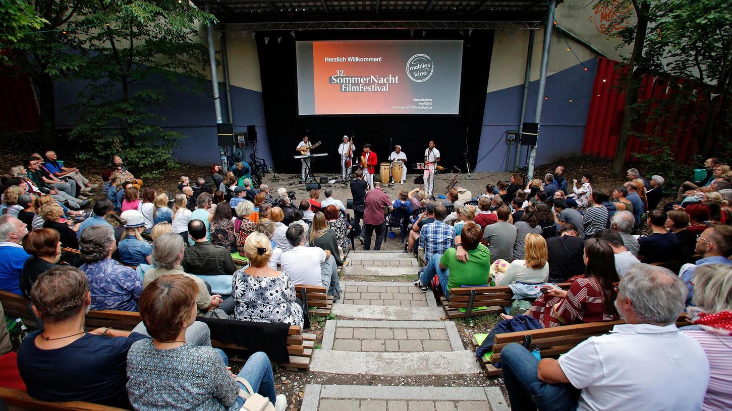Traditionell eröffnet wird das SommerNachtFilmFestival in der Nürnberger Desi - mit Live-Musik.