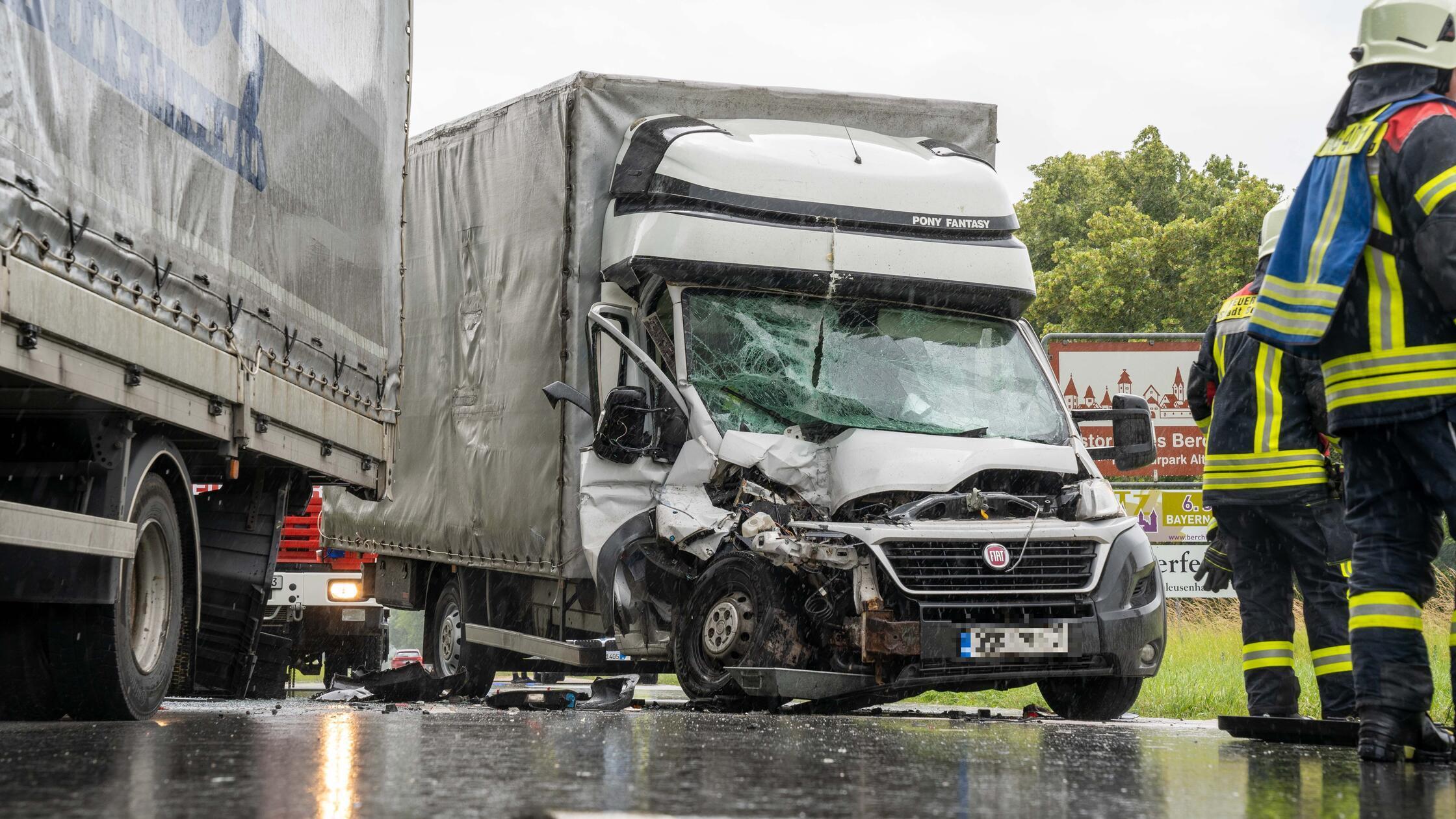 Lastwagen Und Kleintransporter Krachen Bei Berching Ineinander: Polizei ...