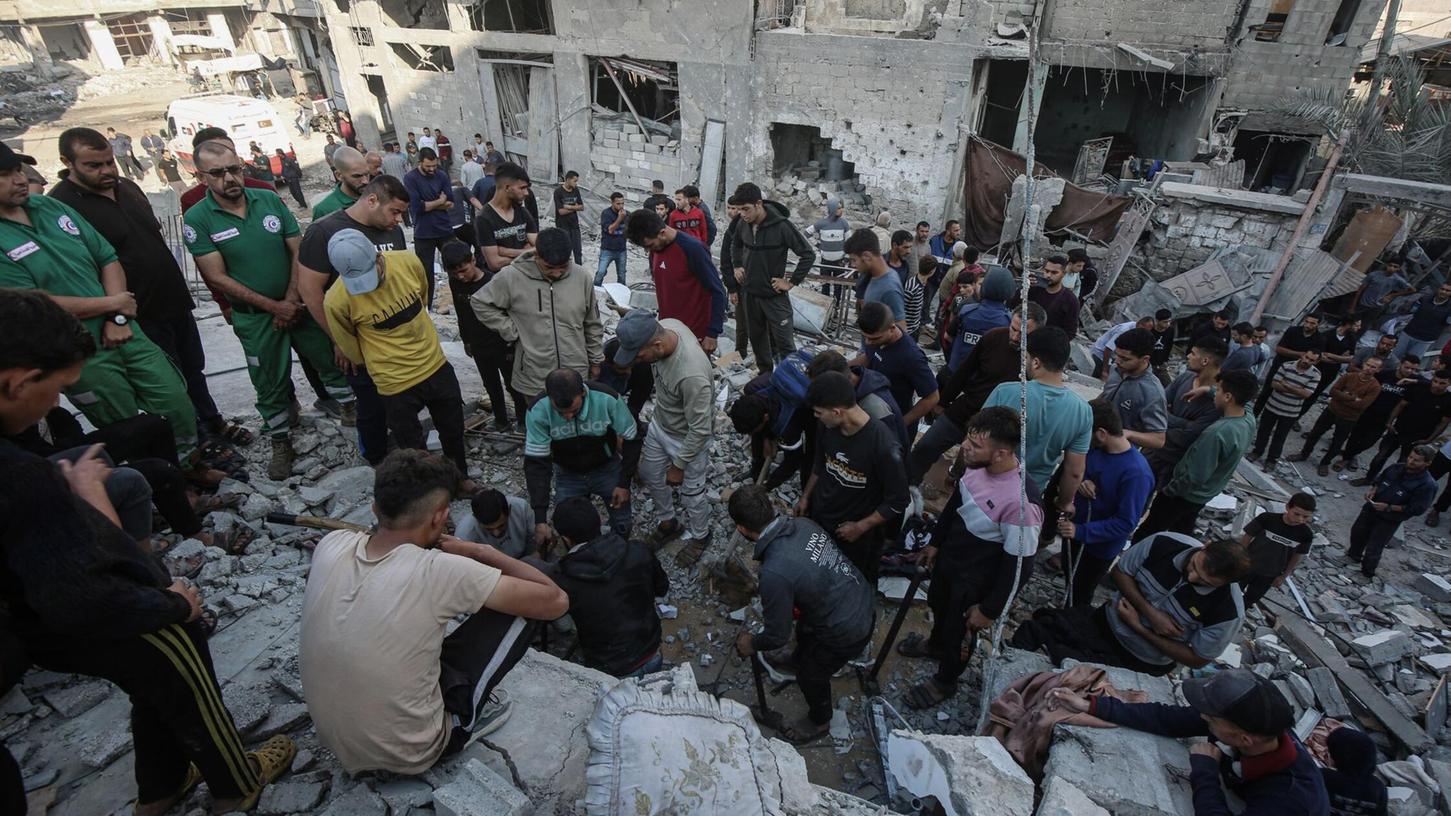 Nach einem israelischen Angriff, bei dem das Haus einer palästinensischen Familie im nördlichen Gazastreifen getroffen wurde, bergen Rettungskräfte Leichen aus den Trümmern. Nach einem israelischen Angriff, bei dem das Haus einer palästinensischen Familie im nördlichen Gazastreifen getroffen wurde, bergen Rettungskräfte Leichen aus den Trümmern.