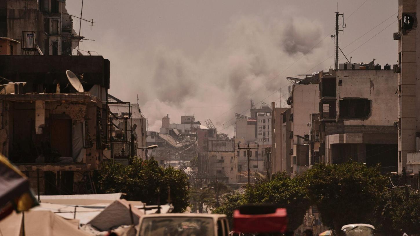 Nach einem israelischen Luftangriff in Gaza-Stadt steigt Rauch in den Himmel. Nach einem israelischen Luftangriff in Gaza-Stadt steigt Rauch in den Himmel.