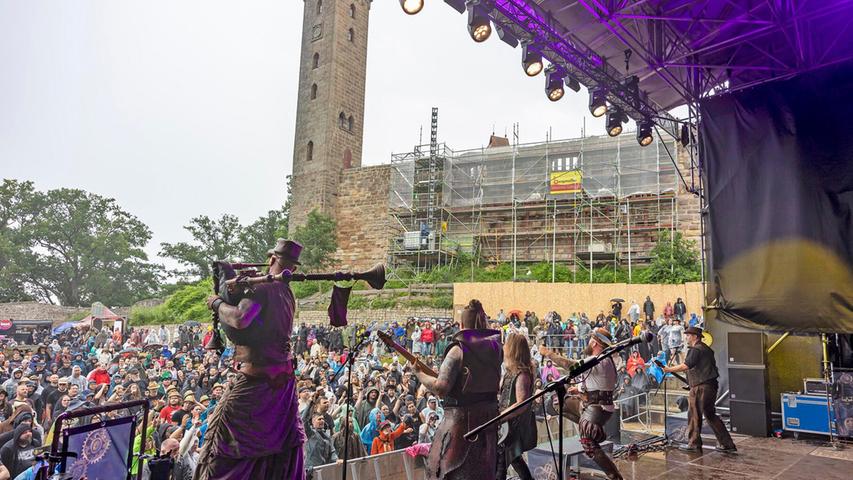 Eröffnet wurde das Feuertanz-Festival durch die Mittelalter-Rocker von "Deus Vult": Schwermetallstoff plus Dudelsack und Schalmei, heftig und herzlich.