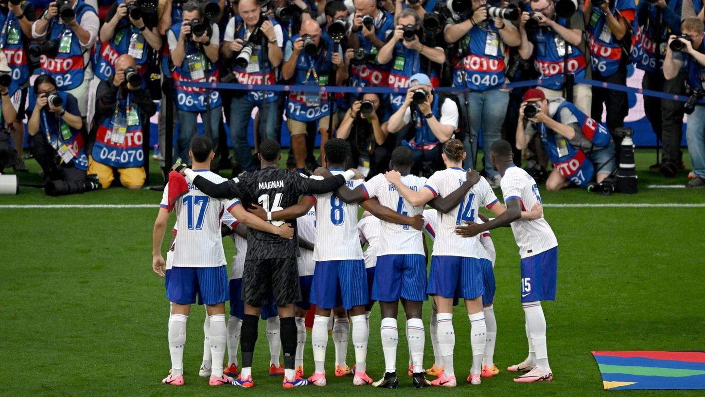 Frankreichs Spieler stehen vor dem Spiel gegen die Niederlande zusammen. Mit dem Toreschießen klappte es wieder nicht.