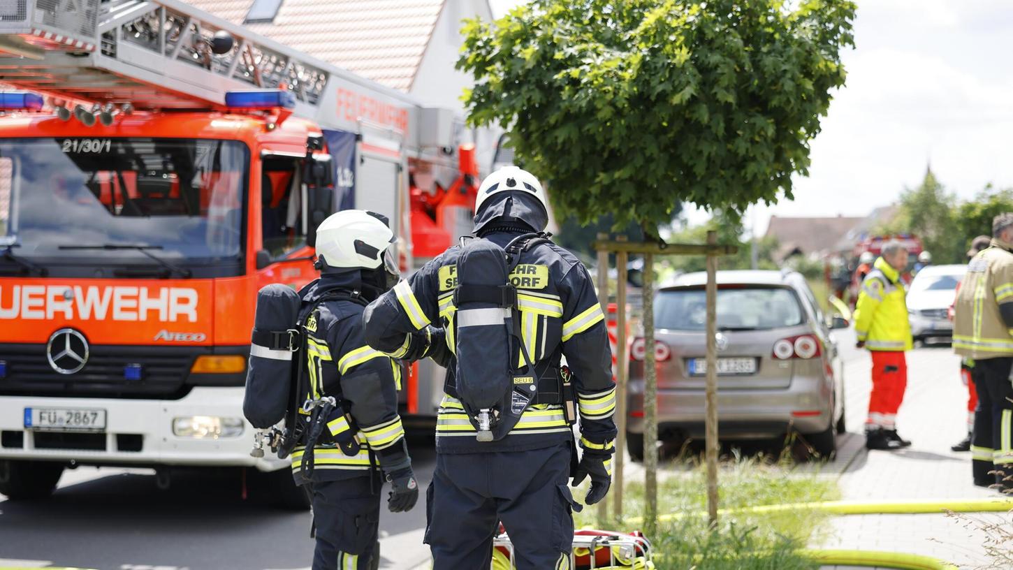 Zahlreiche Einsatzkräfte verschiedener Wehren und des Rettungsdienstes waren vor Ort. Zahlreiche Einsatzkräfte verschiedener Wehren und des Rettungsdienstes waren vor Ort.