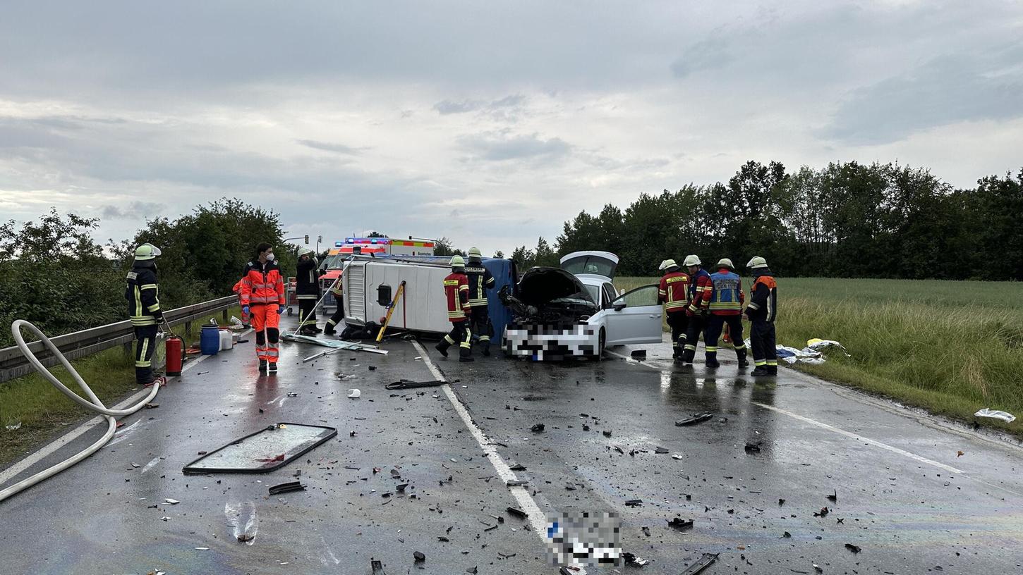 Bei einem Unfall in Gunzenhausen sind am Samstagabend mehrere Menschen verletzt worden. Bei einem Unfall in Gunzenhausen sind am Samstagabend mehrere Menschen verletzt worden.