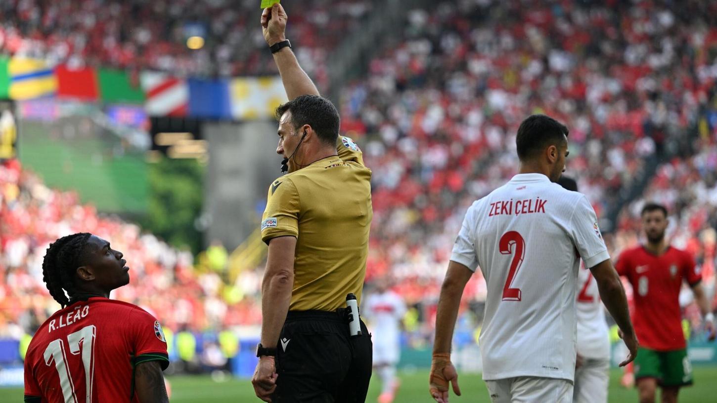 Schiedsrichter Felix Zwayer zeigt Portugals Rafael Leão die Gelbe Karte.
