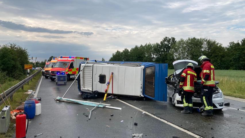 Das VW Bus kam in den Gegenverkehr, prallte an die Leitplanke und blieb umgekippt auf der Straße liegen. Das VW Bus kam in den Gegenverkehr, prallte an die Leitplanke und blieb umgekippt auf der Straße liegen.