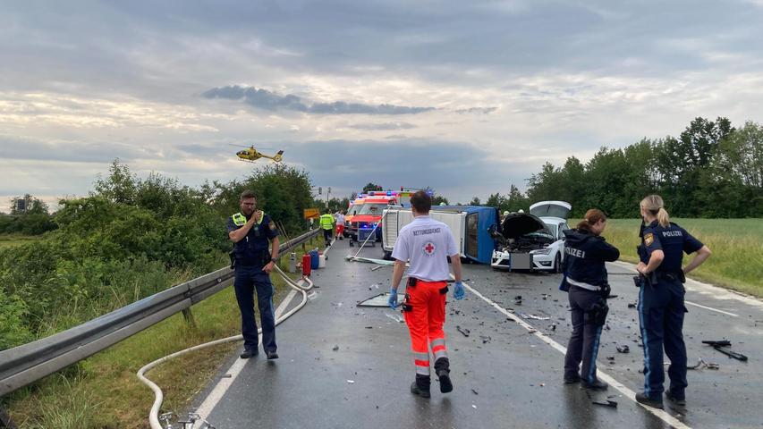 Polizei und Rettungskräfte im Einsatz. Im Hintergrund links landet ein Rettungshubschrauber. Insgesamt drei davon kamen zur Unfallstelle. Polizei und Rettungskräfte im Einsatz. Im Hintergrund links landet ein Rettungshubschrauber. Insgesamt drei davon kamen zur Unfallstelle.
