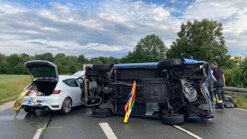Der blaue VW Bus blieb nach der Kollision auf der Seite liegen. Der blaue VW Bus blieb nach der Kollision auf der Seite liegen.