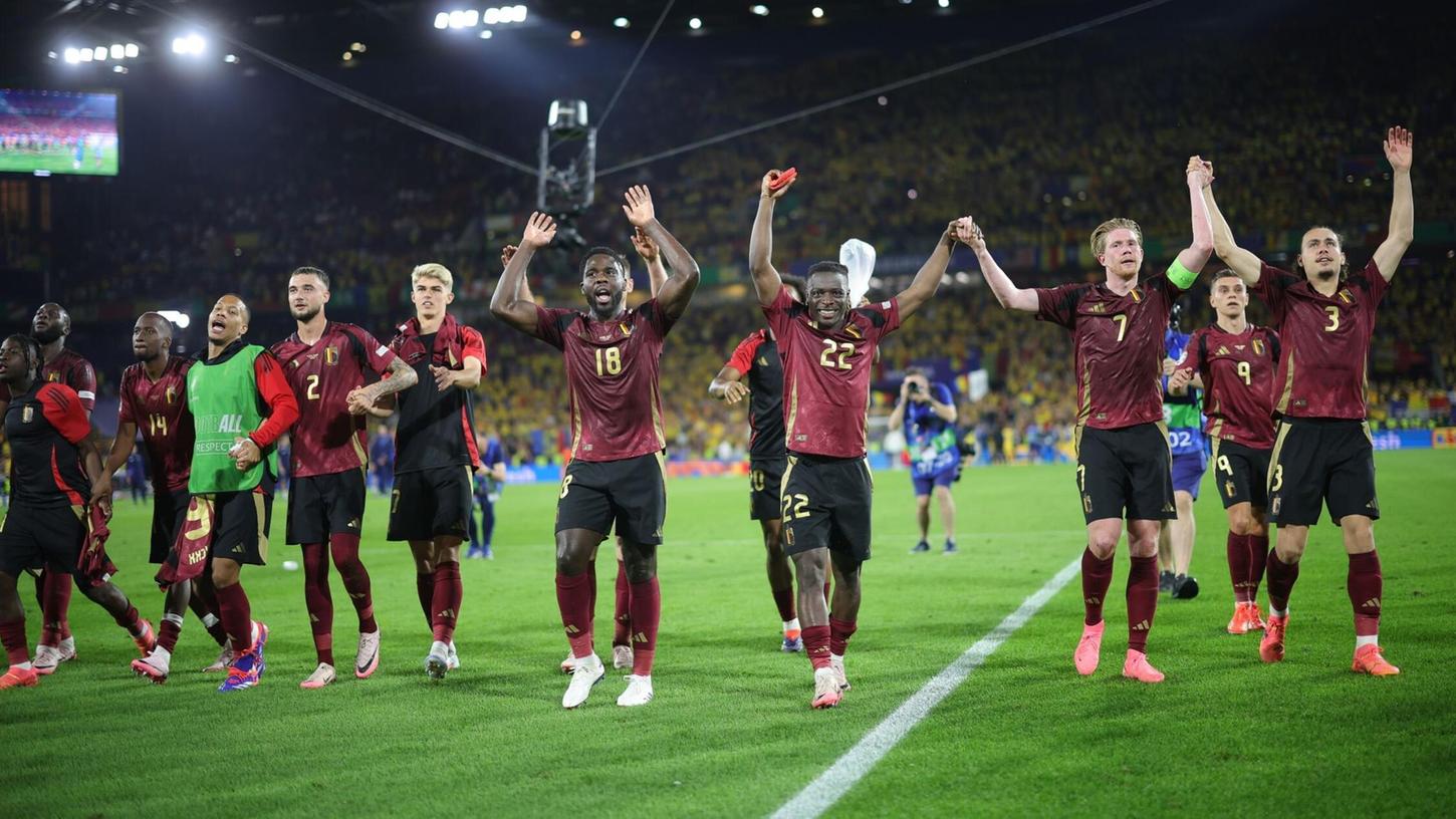 Belgiens Spieler bedanken sich nach der Partie bei den Fans.