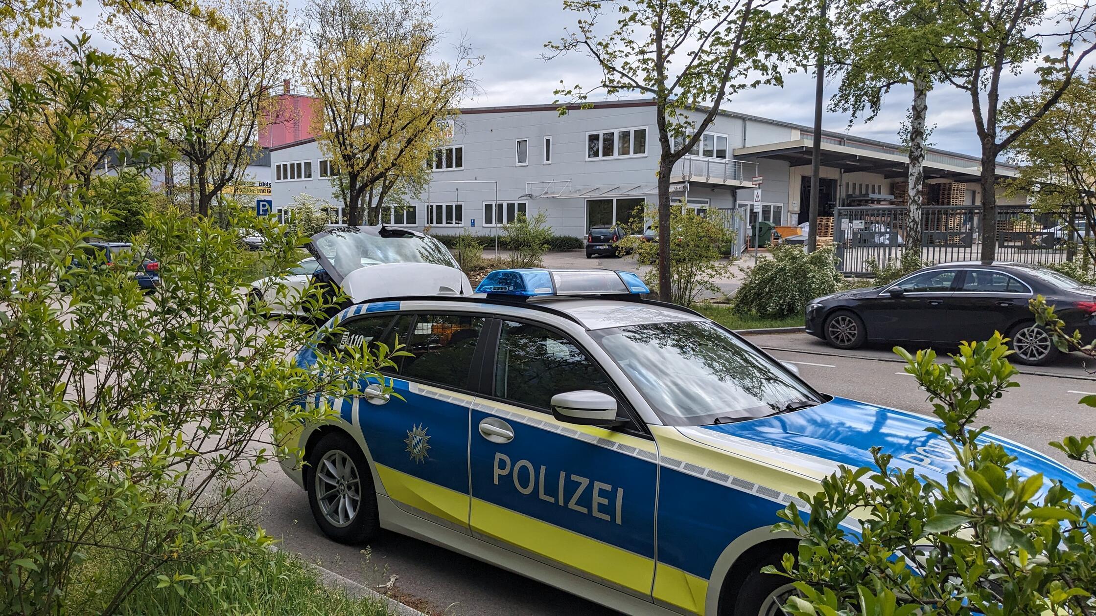 Während Eines Polizei-Einsatzes: Unbekannte Beschmieren Streifenwagen ...