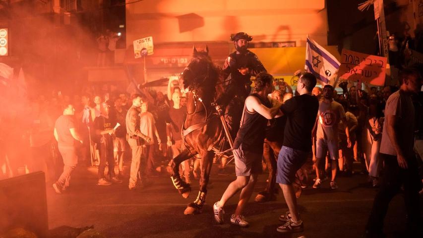 Bei den Massenprotesten gegen Netanjahus Regierung in Tel Aviv kam es zu Rangeleien mit der Polizei.