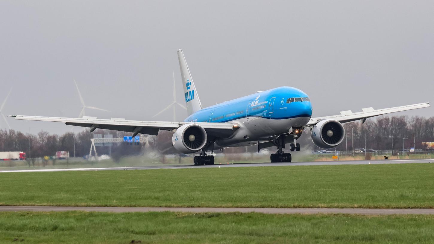 Eine Boeing 777 von KLM muss zum Flughafen Amsterdam Schiphol zurückfliegen.