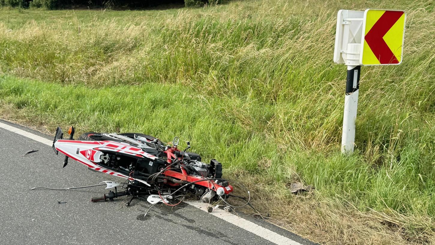 Am Sonntagnachmittag ist es zu einem tragischen Biker-Unfall gekommen, bei dem zwei 16-Jährige ihr Leben verloren haben. Am Sonntagnachmittag ist es zu einem tragischen Biker-Unfall gekommen, bei dem zwei 16-Jährige ihr Leben verloren haben.